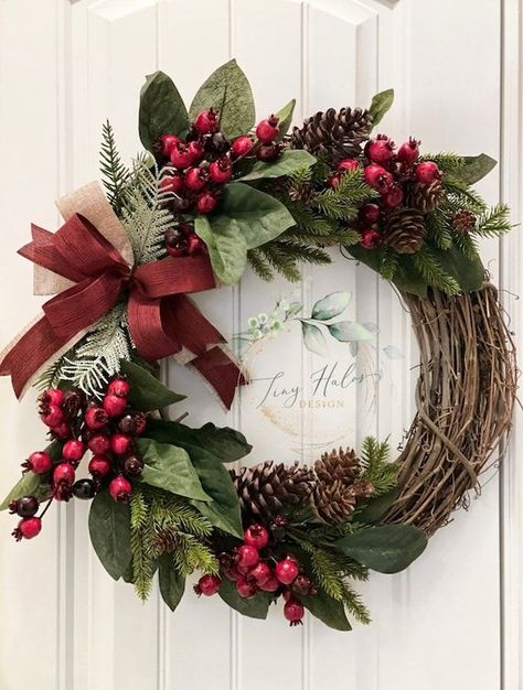 Christmas Red Berry Wreath, Red Berry Christmas Wreath, Grapevine Wreath Ideas Diy, Julkransar Diy, Grapevine Christmas, Red Christmas Wreath, Holiday Wreaths Christmas, Rustic Christmas Wreath, Winter Wreaths