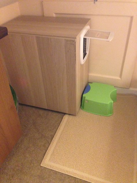 Multistory Cat Litter Box - IKEA Hackers. Won't track litter all over the place, easy to clean, looks nice! Ikea Cat, Diy Litter Box, Pet Things, Cat Flap, Cat Litter Mat, Litter Box Enclosure, Litter Mat, Cat Playground, Cat Hacks