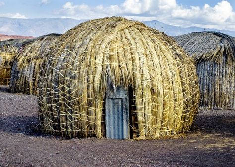 “the architectural establishment continues to ignore indigenous building cultures and the human value of what they represent. For example, traditional building and urban geometry in sub-Saharan Africa is now revealed to be essentially fractal, thus revising our customary (and totally erroneous) conception of those cultures as mathematically under-developed.” Image of El Molo Hut, Lake Turkana, Kenya.. Image Courtesy of shutterstock.com Bamboo Sculpture, Architecture Cool, Architecture Antique, Houses Architecture, African House, Unusual Buildings, Unusual Homes, Traditional Houses, Vernacular Architecture