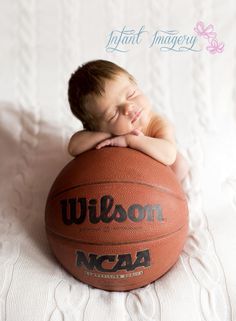 Newborn with basketball Ball Photography, Foto Newborn, Newborn Photography Boy, Basketball Photos, Newborn Photography Poses, Baby Boy Photography, Sports Baby, Baby Poses, Newborn Poses