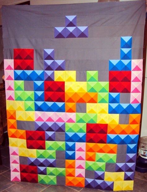 Pieces of Cotton: Tetris 3 Free Tetris Quilt Pattern, Tetris Quilt Pattern, Pixilated Quilts, Tetris Quilt, Pixel Quilt Pattern, Half Square Triangle Quilts Pattern, Quilt Diy, Quilting Board, 3d Quilts