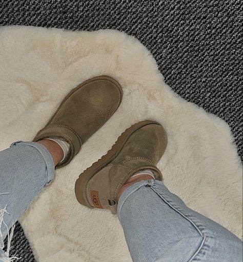 Ugg Ultra Mini Antelope, Ultra Mini Uggs Brown, Ultra Mini Uggs Antelope, Antelope Uggs, Antelope Uggs Outfit, Ugg Antelope, Low Boots Outfit, Grey Uggs Outfit, Brown Uggs Outfit