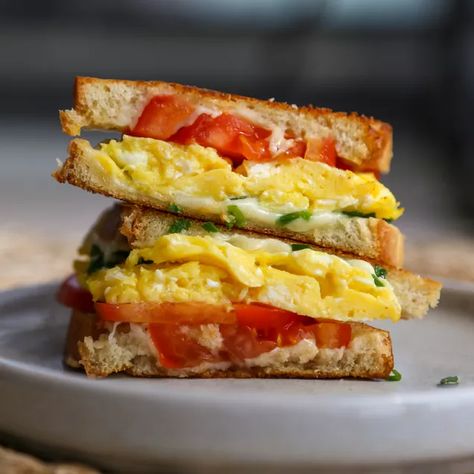 Tomato Grilled Cheese, Egg And Tomato, Egg Tomato, Tomato Breakfast, Prosciutto Recipes, Tomatoes On Toast, Egg Sandwich Breakfast, Grilled Cheese Recipe, Egg And Cheese Sandwich