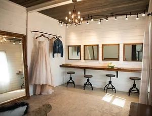 Grooms Room Decor Wedding Ideas, Bridal Suite Room, Bride Dressing Room, Event Space Business, Bridal Suite Decor, Bridal Room Decor, Bridal Dressing Room, Event Venue Design, Grooms Room