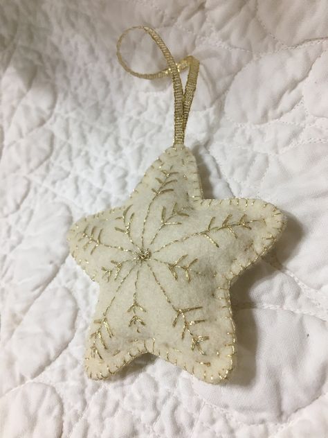 Premium cream wool felt stars embroidered in a gold metallic thread with a snowflake motif, lightly stuffed with organic raw cotton stuffing, and gold 1/8inch ribbon attached for hanging on your tree. Dimensions: Approximately 3 inches, hanging drop approximately 2 1/2 inches White Felt Ornaments, Felt Christmas House Ornaments, Simple Felt Ornaments, Handmade Ornament Ideas, Felt Star Ornaments, Felt Embroidery Ornaments, Dog Felt Ornaments, Felt Christmas Ornaments Diy, Christmas Embroidery Ornaments