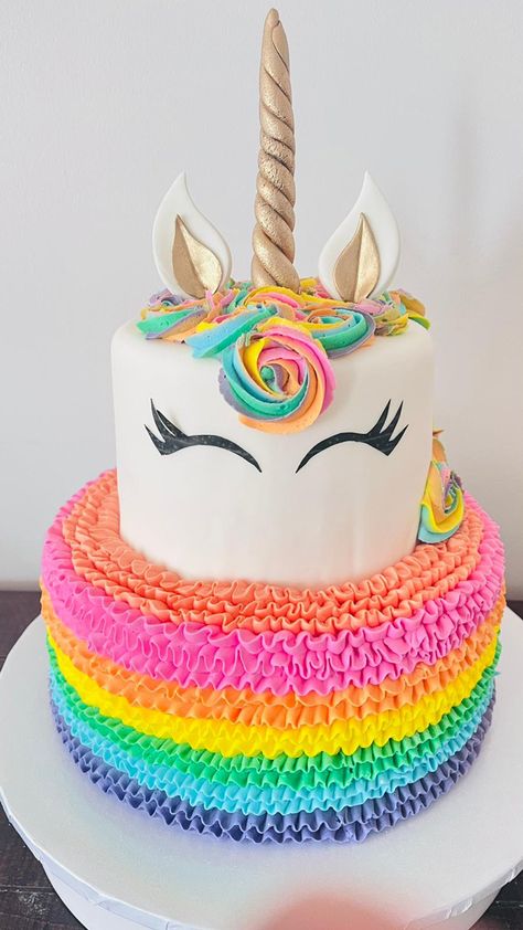 Unicorn cake Waterslide Cake, Rainbow Unicorn Birthday Party, Unicorn Birthday Cake, Rainbow Unicorn Birthday, Pretty Birthday Cakes, Rainbow Glitter, Unicorn Cake, Unicorn Birthday Parties, Rainbow Cake