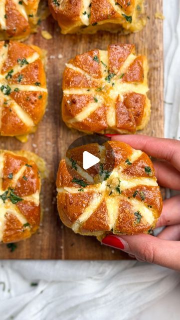 Korean Cheese Bun, Hawaiian Garlic Rolls, Stuffed Rolls Recipe, Korean Buns Recipe, Bread Rolls Recipe Stuffed, Cream Buns Recipe, Stuffed Dinner Rolls, Cheesy Buns, Cheese Buns Recipe