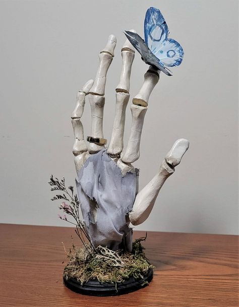 Gothic Shelf, Tim Burton Corpse Bride, Tim Burton Art, Halloween Decor Diy, Sculpture Art Clay, Clay Diy Projects, Have Inspiration, Corpse Bride, Skeleton Hand