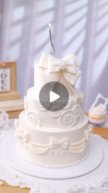 Ribbon Wedding Cake, Wedding Cake Simple, Wedding Cake Ribbon, Bolo Vintage, Wedding Shower Cakes, Pearl Ribbon, Cake Hacks, Cake Templates, Cake Simple