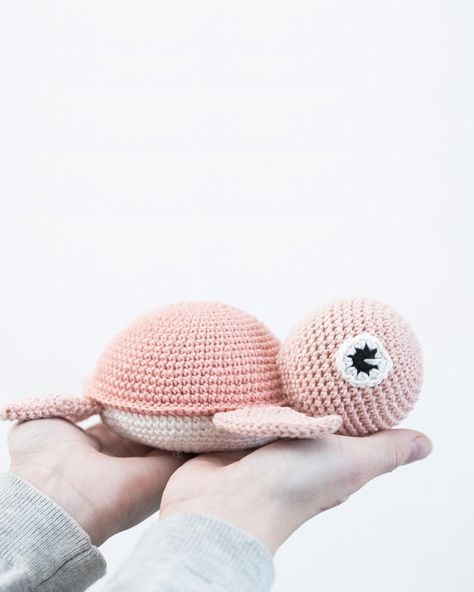 Amigurumi : 12 jouets à faire en crochet - Marie Claire Toys To Make, Crochet Hats Free Pattern, Crochet Diy, Sweater Crochet Pattern, Circular Knitting, Stockinette Stitch, Crochet Hat Pattern, Learn To Crochet, Crochet Animals