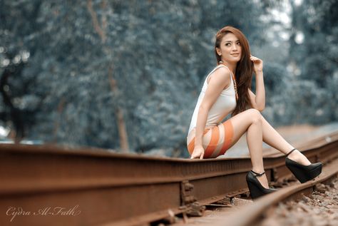 Railroad Photoshoot, Train Tracks Photography, Pose Portrait, Railroad Photography, Photography Help, Foto Poses, Ideas Photography, Stunning Photography, Train Tracks