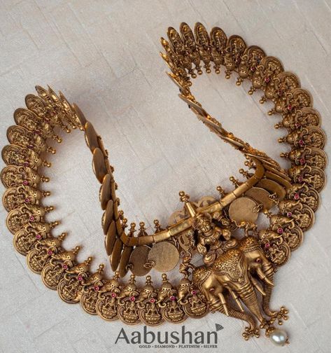 Antique gold Gaja Lakshmi kasu necklace Aabushan Jewellery, Temple Jewellery Earrings, Temple Jewelry Necklace, Antique Necklaces Design, Antique Necklaces, Antique Gold Jewelry Indian, Temple Jewelry, Antique Jewellery Designs, Gold Jewelry Simple Necklace