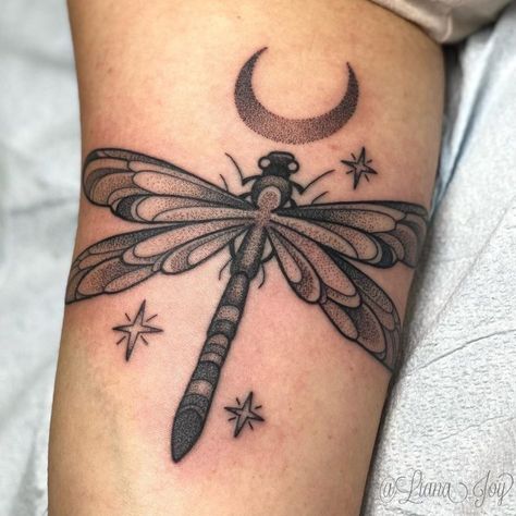 American Traditional Dragonfly Tattoo, Dragonfly Tattoo Ideas, Traditonal Tattoo, Dragonfly Tattoos, Small Dragonfly Tattoo, Hippie Tattoo, Flying Tattoo, Dragonfly Tattoo Design, Animals Tattoo