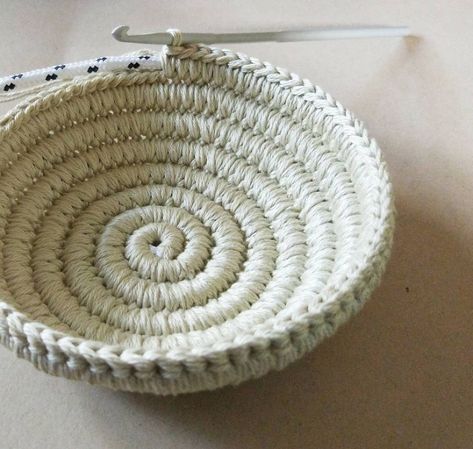 Yin Yang Jewelry, Jewelry Dishes, Crochet Bowl, Crochet Storage, Confection Au Crochet, Parachute Cord, Backless Bra, Crochet Basket Pattern, Rope Crafts