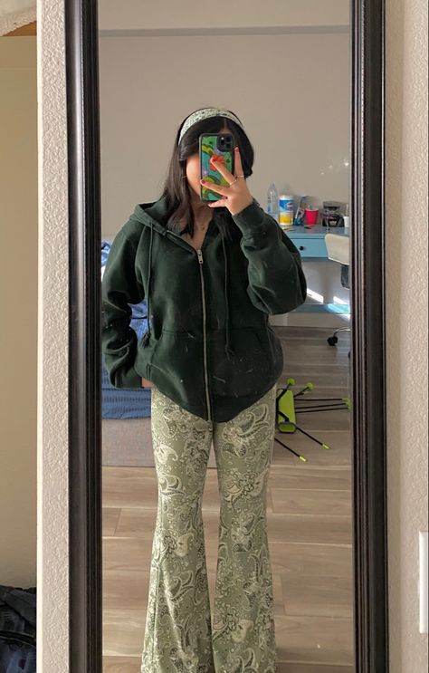 Brandy Melville Christy Hoodie Outfit, Christy Hoodie Outfit, Brandy Melville Christy Hoodie, Bandana Pants, Outfit Indie, Christy Hoodie, Colour Aesthetic, Green Bandana, Trendy Outfits Inspiration