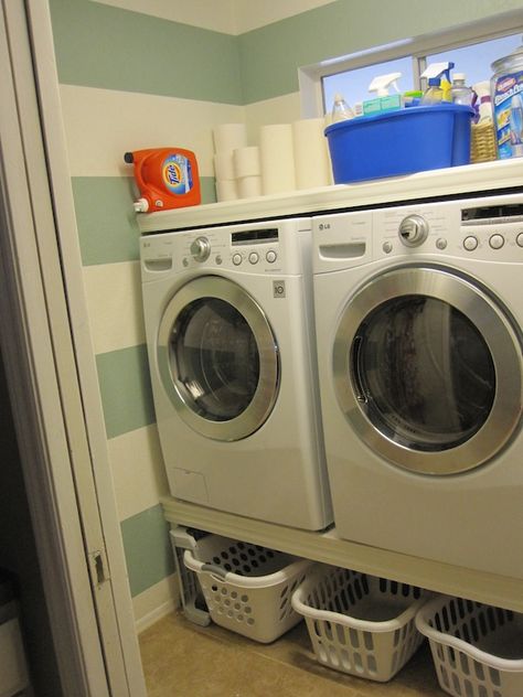 Alternate way to put laundry on pedestal Raised Kitchen, Diy Laundry Room Makeover, Organized Laundry, Laundry Ideas, Laundry Space, Laundry Room Diy, Laundry Baskets, Diy Laundry, Small Laundry Room