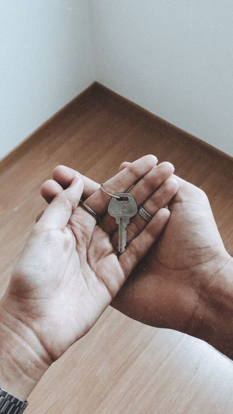 Keys To Apartment Goals Couple, Keys To Home Aesthetic, 2024 Vision Board New Home, Vision Board Apartment Keys, House Keys Couple, First Home Manifestation, Home Keys Aesthetic, New Home Aesthetic Keys, New House Keys Aesthetic