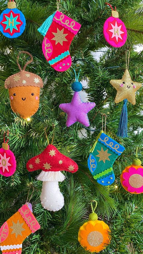 Felt Artist & Colour Enthusiast 🎨🌈 (@hayleyvictory) • Instagram photos and videos Peruvian Christmas Tree, Diy Small Ornaments, Nutcracker Diy Ornaments, Quirky Christmas Decorations, Felt Christmas Crafts, Felt Tree Ornaments, Diy Felt Ornaments, Queer Christmas, Christmas Tree Felt