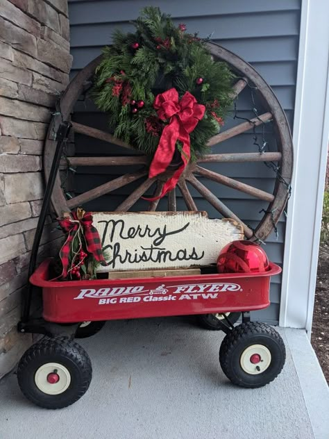 Christmas Radio, Christmas Porch Ideas, Antique Wagon, Radio Flyer Wagon, Farmhouse Front Porch, Country Christmas Decorations, Radio Flyer, Christmas Front Porch, Red Wagon