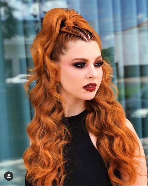 Allison Dunbar, Paprika Hair Color, Celebrity Hairstyles Red Carpet, Hair Color Plum, Venus Of Willendorf, Effortless Waves, Try On Hairstyles, Hairdos For Curly Hair, Creative Hairstyles