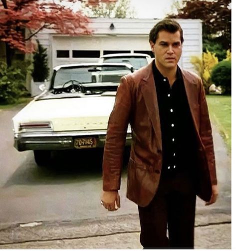 Goodfellas Outfits, Goodfellas Fashion, Gangsta Movies, Mafia Fashion, Henry Hill, Ray Liotta, Classic Movie Stars, Goodfellas, Red Jacket