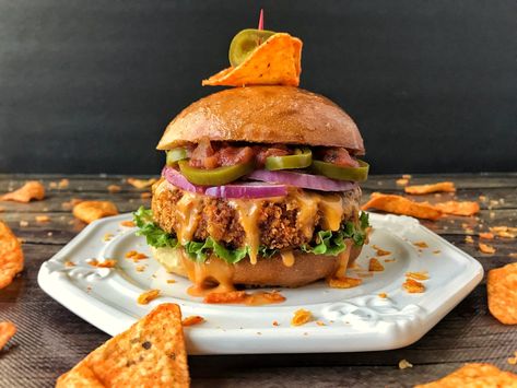 DORITOS NACHO BURGER Dorito Burger, Doritos Burger, Nacho Burger Recipes, Swallow Recipes, Sweet Chili Doritos, Salsa Burger, Amazing Sandwiches, Kid Dinner, Nacho Burger