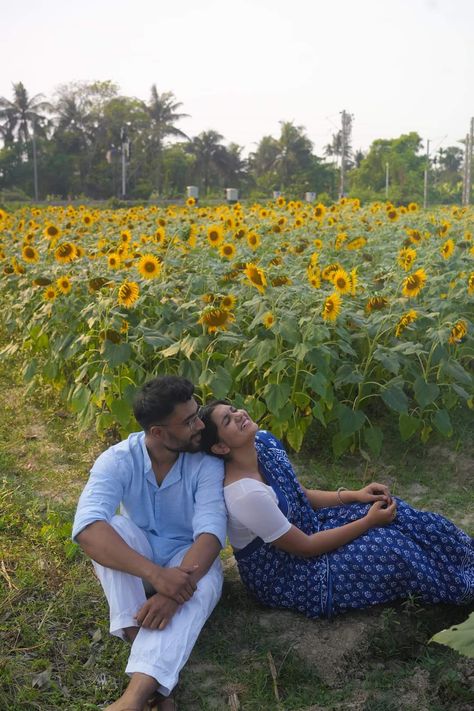 Village Photography Couple, Bengali Photoshoot, Barish Pic, Nepali Dress, Village Couple, Pre Wedding Photoshoot Props, Prewedding Photoshoot, Pre Wedding Photoshoot Outfit, Village Photos