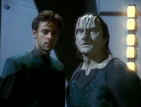 Alexander Siddig and Andrew Robinson as Dr. Julian Bashir and Elim Garak in Star Trek Deep Space Nine. Scotty Star Trek, Star Trek Data, Fandom Star Trek, Star Trek Ds9, Deep Space 9, Star Trek Images, Fiction Movies, Star Trek Universe, Star Trek Tos