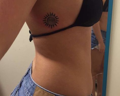 Small sun tattoo on side Henne Tattoo, Hippie Tattoo, Funky Tattoos, Stick N Poke, 4 Tattoo, Pretty Tattoos For Women, Tattoos For Black Skin, Discreet Tattoos, Sun Tattoo