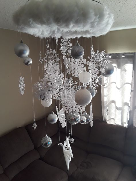 Winter Ceiling Decorations, Christmas Hanging Decorations Ceilings, Diy Christmas Chandelier, Christmas Chandelier Ideas, Christmas Decor Ideas For School, Winter Wonderland Christmas Party, Christmas Chandelier, Christmas Decorations Diy Crafts, Christmas Ring