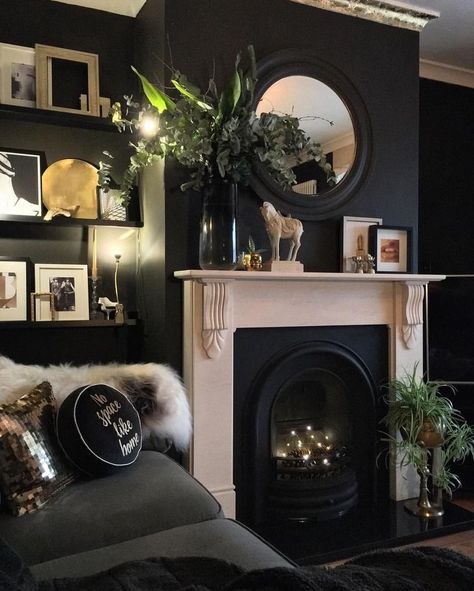 Dark Living Rooms, Black Living Room, Dark Interiors, Living Room Diy, Awesome Bedrooms, Style At Home, Living Room Inspo, A Living Room, Living Room Paint