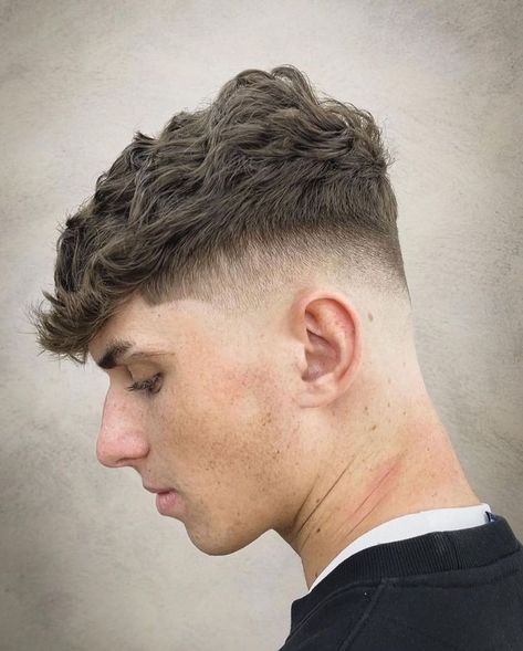 2022 Haircut, Men Fade Haircut Short, Haircuts Curly, Barber Lifestyle, Textured Fringe, Mens Haircuts Short Hair, Mens Hairstyles With Beard, Mid Fade, Mens Fade