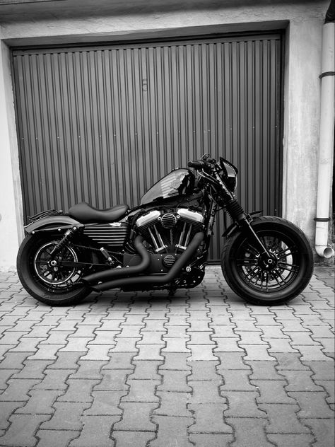 Harley Davidson 48, Motos Bobber, Ducati Cafe Racer, Motos Harley, Dream Bike, Blue Wallpaper Iphone, Cafe Racer Bikes, Cute Easy Drawings, Harley Davidson Motorcycles