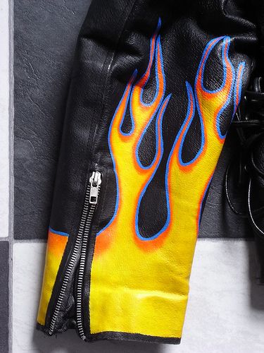 Diy Leather Jacket, Hot Rod Flames, Painted Leather Purse, Painted Leather Bag, Painted Leather Jacket, Custom Leather Jackets, Upcycle Clothes Diy, Diy Wardrobe, Battle Jacket