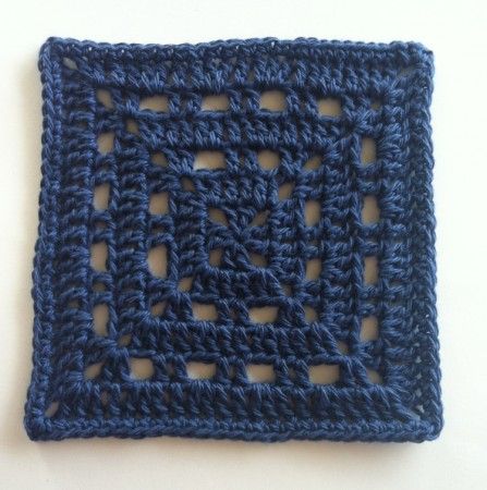 Skipping stitches creates spaces that can be really effective. Free Crochet Square, Crochet Square Pattern, Motifs Granny Square, Crochet Blocks, Granny Square Blanket, Square Blanket, Crochet Square Patterns, Granny Squares Pattern, Crochet Motifs