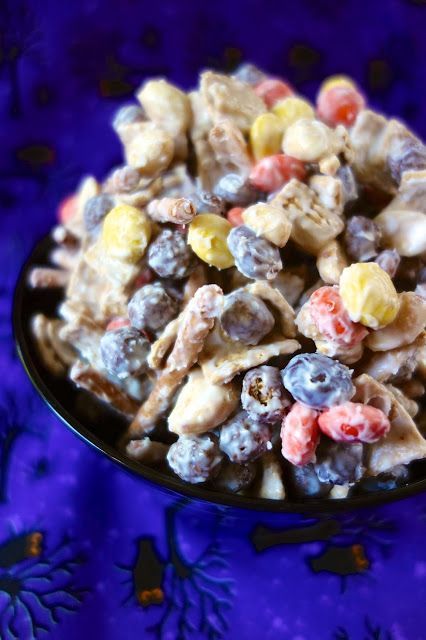 Boo Mix - golden grahams, coco puffs, Reeses pieces, peanuts and pretzels - a sweet & salty Halloween treat! Halloween Snack Mix, Golden Grahams, Cocoa Puffs, Easy Halloween Food, Plain Chicken, Almond Bark, Snack Treat, Chex Mix, Halloween Snacks