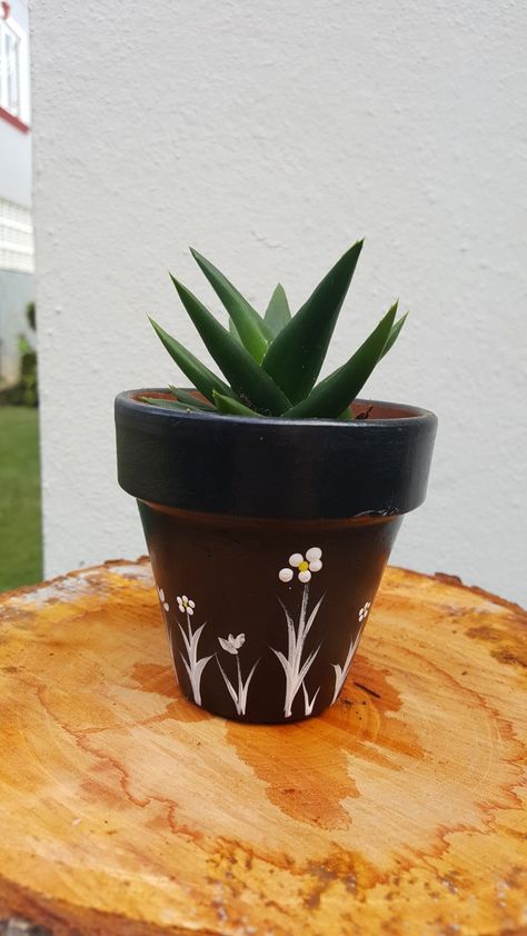 Flowerpot Designs Paint, Black Pot Painting Ideas, Pottery Plant Pots, Hanging Plants Diy, Abstract Painting Diy, Terra Cotta Clay Pots, Plant Pot Design, Macrame Plant Hanger Patterns, Flower Pot Art