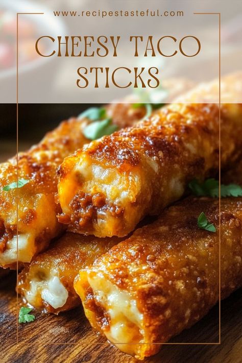 Enjoy these delicious cheesy taco sticks, a perfect combination of seasoned ground beef and gooey cheese wrapped in crispy pizza dough. Ideal for snacks, appetizers, or a fun family dinner! Cheesy Taco Sticks, Taco Sticks, Mexican Food Dishes, Seasoned Ground Beef, Mexican Side Dishes, Mexican Appetizers, Crispy Pizza, Taco Dinner, Snacks Appetizers