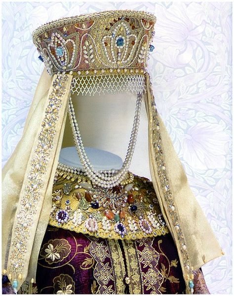 Наряд русской боярышни Russian Dress, Russian Clothing, Medieval Garb, Folk Clothing, Russian Folk, Folk Dresses, Russian Fashion, Gold Work, Historical Costume