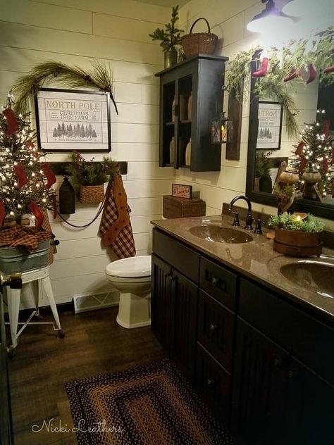 Primitive Bathrooms Farmhouse Style, Primitive Bathroom Ideas, Country Primitive Bathroom, Colonial Bathroom, Primitive Bathroom Decor, Country Bathrooms, Rustic Bathroom Accessories, Primitive Shelves, Primitive Bathroom