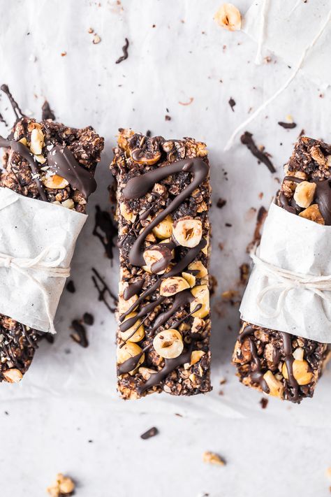 Naturally sweetened vegan chocolate hazelnut granola bars will become your afternoon snack of choice. Crunchy, sweet, chocolatey - its hard to stop at one. By Emma Duckworth Bakes Hazelnut Granola, Oat Bar Recipes, Chocolate Granola Bars, Peanut Butter Roll, Chocolate Granola, Crumble Bars, Breakfast Bites, Oat Bars, Afternoon Snack