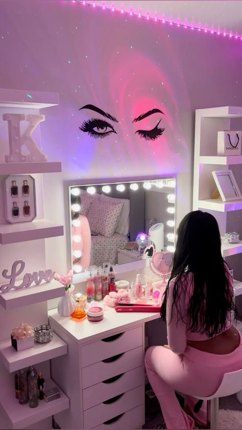 Girly Room Ideas For Women, Camas Aesthetic, Pink Bedroom Accessories, Room Organization Bedroom, Dressing Room Decor, Luxury Room Bedroom, Balkon Design, Pink Room Decor, Hollywood Mirror