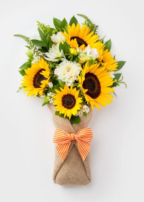 Sunflower Bunch, Sunflower Arrangements, Summer Sunflower, White Carnation, Flower Bouquet Diy, Sunflower Bouquets, Hand Bouquet, How To Wrap Flowers, Flower Arrangements Diy