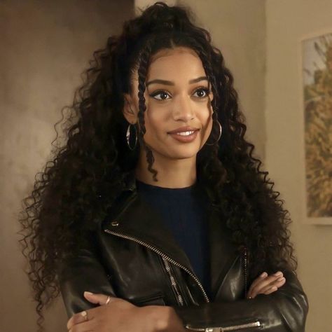 Curly Hair For School, Samantha Logan, Olivia Baker, Hair For School, Natural Curly Hair, American Hairstyles, Black Actresses, College University, African American Hairstyles