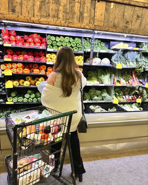 Cooking With Mom Aesthetic, Clean Home Vision Board, Whole Foods Aesthetic Shopping, Mom Cooking Aesthetic, Girl Grocery Shopping Aesthetic, Shopping Vision Board, Whole Foods Clean Eating, Housewife Aesthetic, Prayer Aesthetic