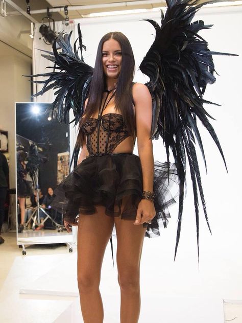 Victoria Secret Angel Costumes, Black Angel Costume, Mode Gossip Girl, Angel Halloween Costumes, Kostum Halloween, Kostuum Halloween, Black Angel, Angel Costume, Vs Fashion Shows