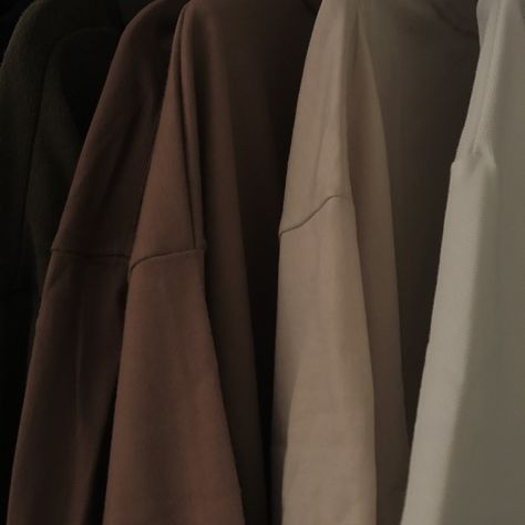 earth tones shirt aesthetic Earth Colour Outfit, Earthy Tones Clothes, Muted Tones Aesthetic, Earth Tones Clothing, Earth Tone Outfits Aesthetic, Earth Colors Outfit, Earth Tone Wardrobe, Feed Planning, Earthy Tones Aesthetic