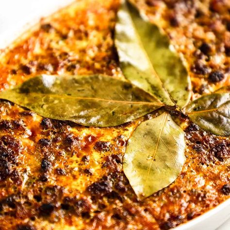 Bobotie is a delicious Cape Malay baked spiced meat and egg custard dish from South Africa. Indian Curry Paste Recipe, Bobotie Recipe South Africa, South African Bobotie Recipe, Bobotie Recipe, Turkey Lunch Meat, Cape Malay, Rye Bread Recipes, African Spices, Malay Food