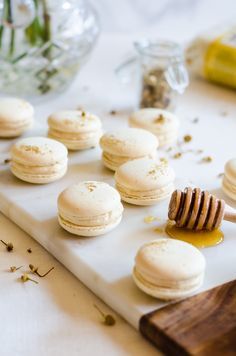 These chamomile and caramelized honey macarons are the perfect treat for all your spring gatherings. The macaron shells are delicately flavored with chamomile and filled with a lightly salted caramelized honey buttercream. It’s Spring in a single bite. Honey Macarons, Caramelized Honey, Honey Buttercream, Burnt Honey, Honey Dessert, Chocolate Marshmallow Cookies, Salted Caramel Pretzels, Chocolate Chip Shortbread Cookies, Salted Caramel Mocha