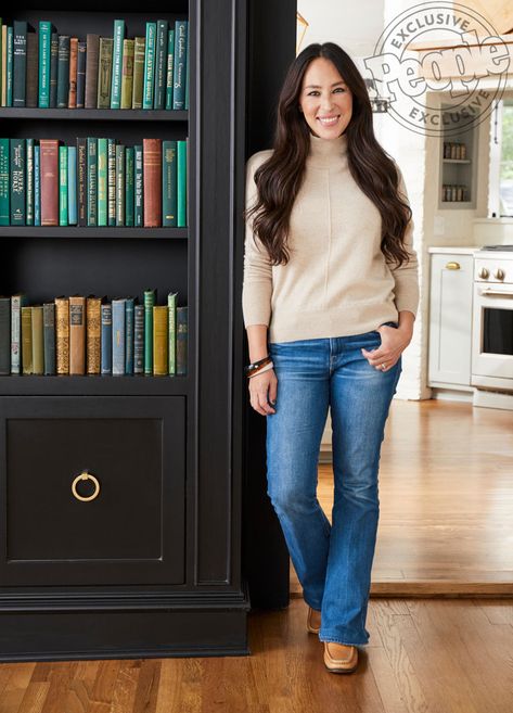 Joanna Gaines Jeans, Joanna Gaines Fashion Style, Joanna Gaines Clothing, Joanna Gaines Fashion, Joanna Gaines Outfits, Joanna Gaines Style Clothes, Realtor Photoshoot, Photo Branding, Joanna Gaines Style